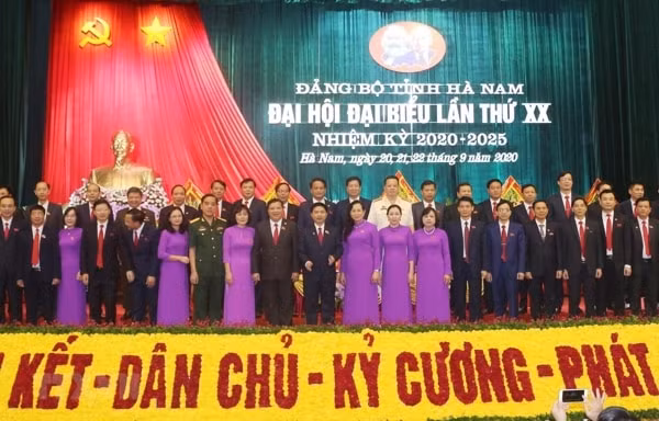 Ban chấp hành Đảng bộ tỉnh Hà Nam khóa XX ra mắt Đại hội. Ảnh: TTXVN
