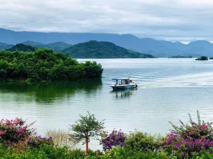 Hồ núi cốc. (ảnh Bắc Việt)