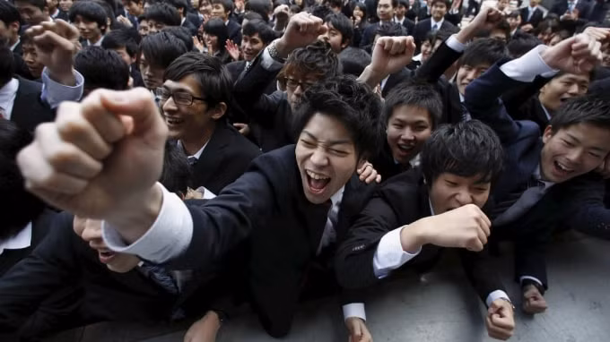 Sinh viên đại học ở Nhật Bản ăn mừng trước khi đi tìm việc. Tokyo sẽ cho phép sinh viên nước ngoài tốt nghiệp có thời hạn hai năm nếu muốn xây dựng một doanh nghiệp mới. Ảnh: Reuters