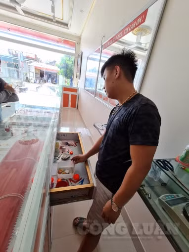 Đối tượng bò lên kéo ngăn tủ lấy 200 triệu đồng tiền mặt