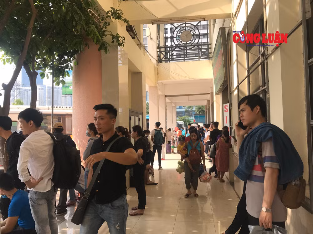 Vẫn còn rất đông người dân đón xe về quê nghỉ lễ tại bến xe khách Mỹ Đình
