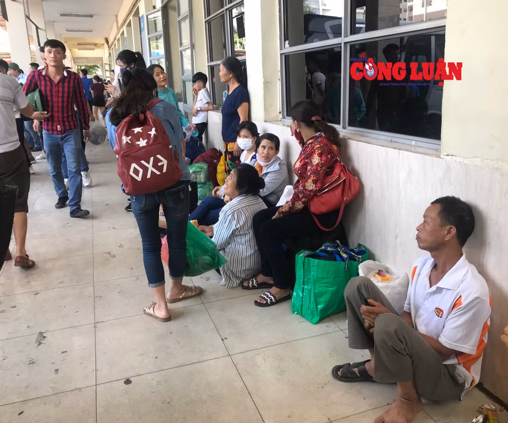 Nhiều người dân mệt mỏi chờ đợi được lên xe để về quê