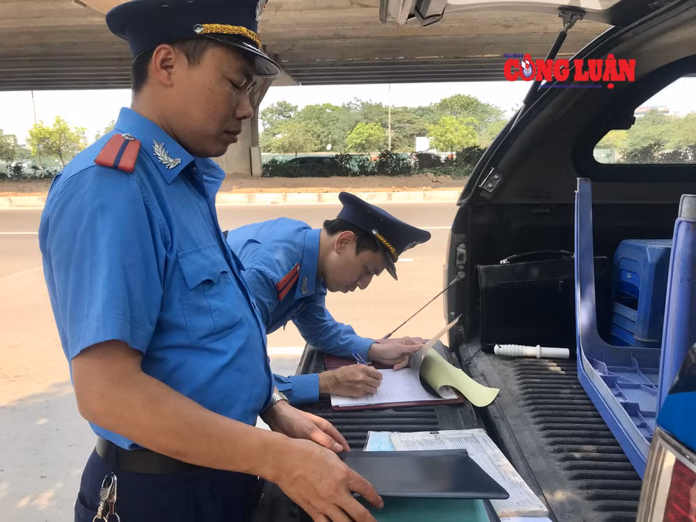 Lực lượng chức năng lập biên bản xe khách vi phạm