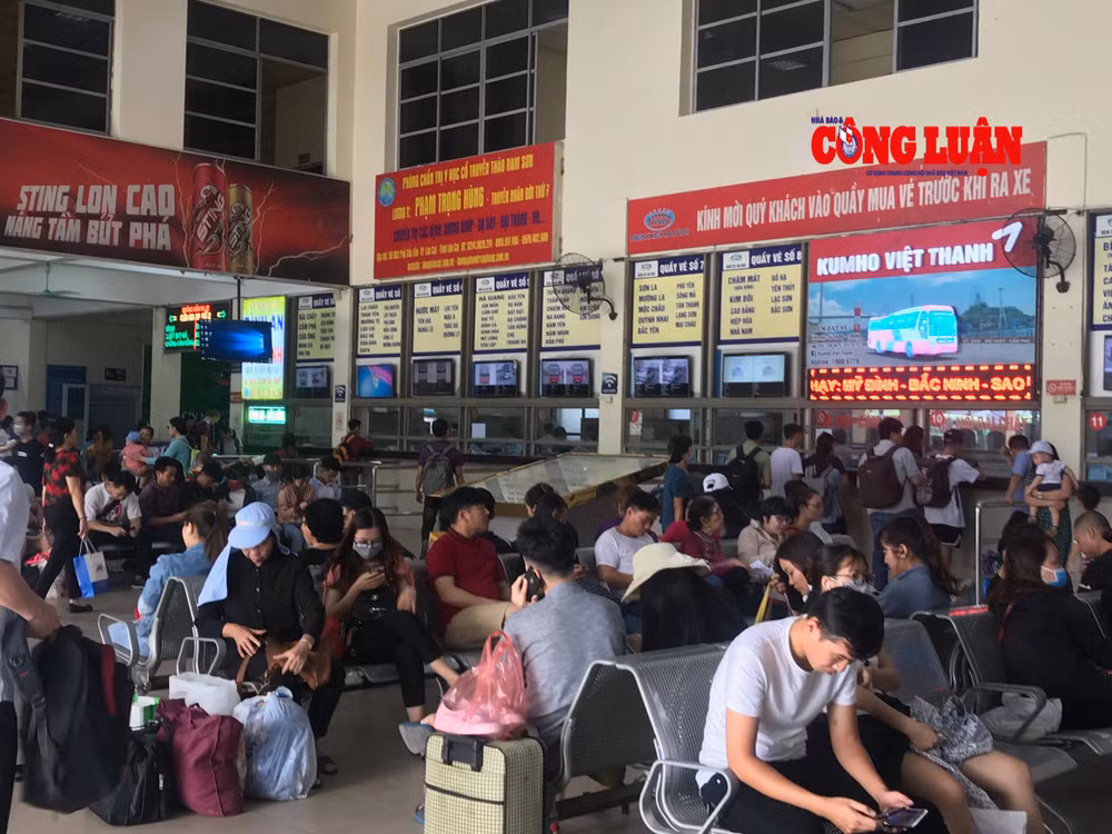 Hàng khách chờ đợi bắt xe về quê nghỉ lễ tại bến xe Mỹ Đình