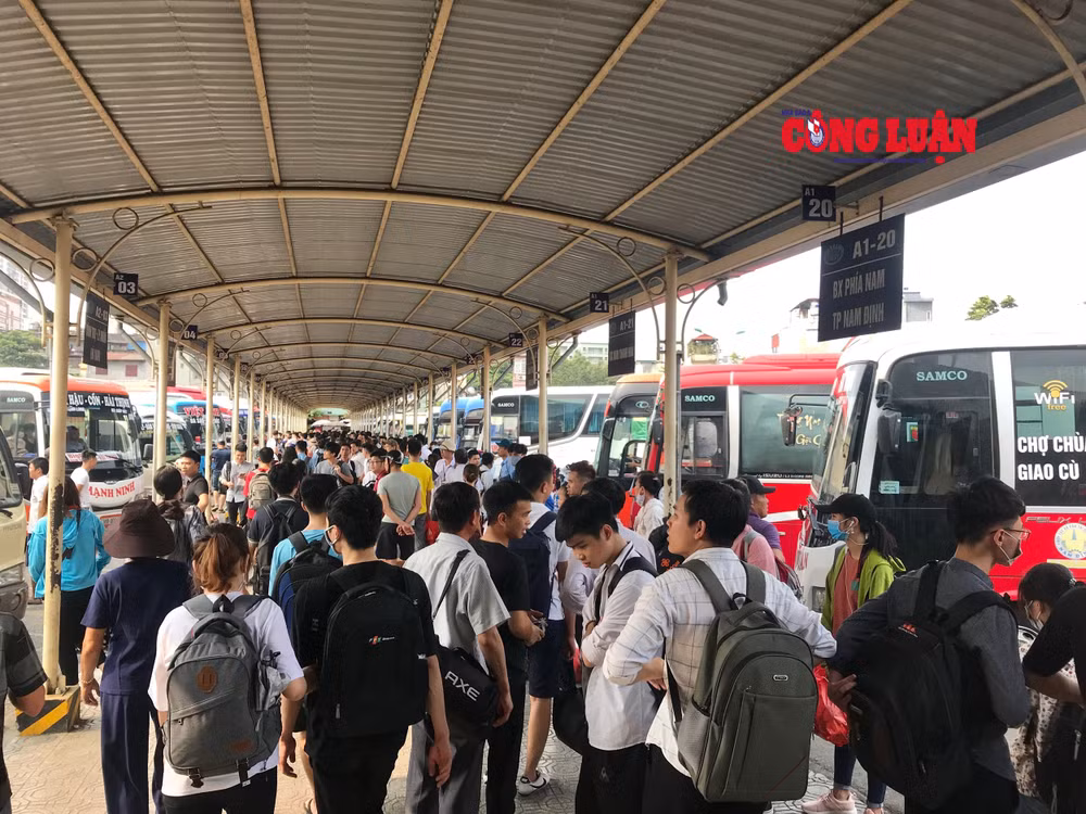 Vẫn còn rất đông hành khách có nhu cầu về quê nghỉ lễ 30/4 - 1/5