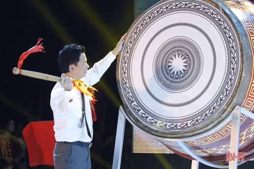 Chủ tịch UBND tỉnh Đặng Quốc Khánh đánh trống khai trương mùa du lịch biển 2019. Ảnh BHT