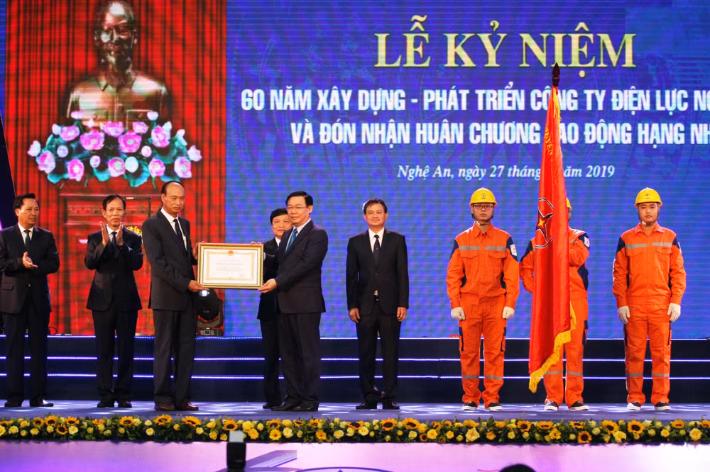 Phó Thủ tướng Vương Đình Huệ trao Huân chương Lao động hạng Nhì cho Công ty Điện lực Nghệ An. Ảnh: VGP