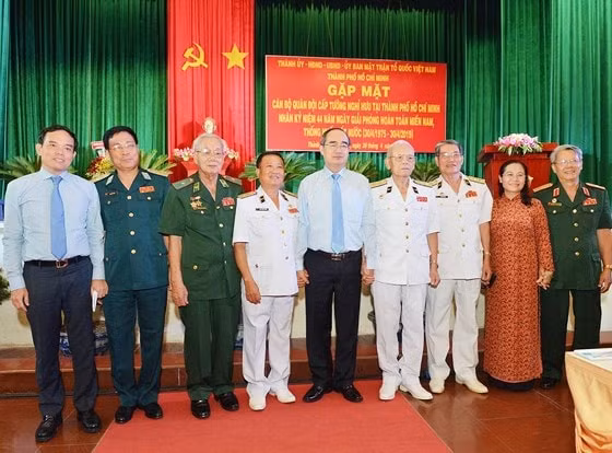 Lãnh đạo TPHCM chụp ảnh lưu niệm cùng các tướng lĩnh. Ảnh: SGGP