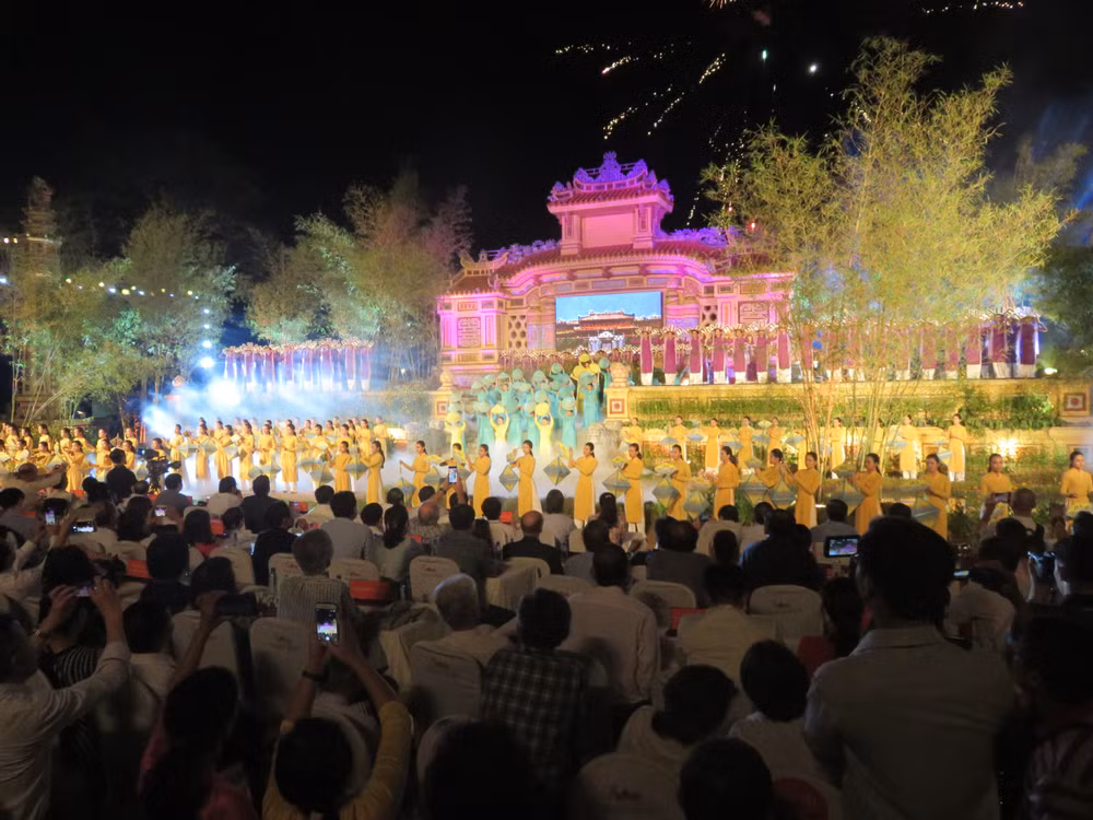 Chương trình nghệ thuật tại lễ khai mạc. Ảnh: Cái Văn Long