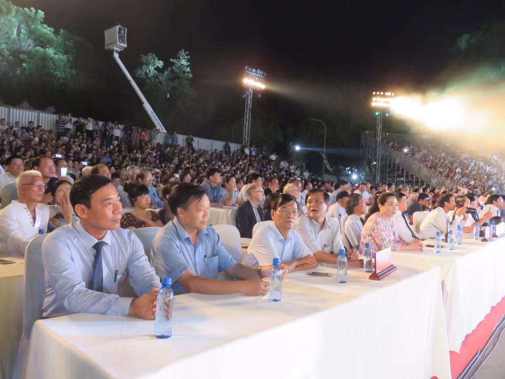 Đông đảo đại biểu và người dân tham gia lễ khai mạc. Ảnh: Cái Văn Long