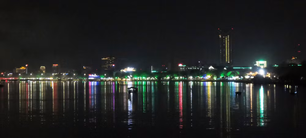Sông Hương Huế lung linh mùa lễ hội. Ảnh: Cái Văn Long