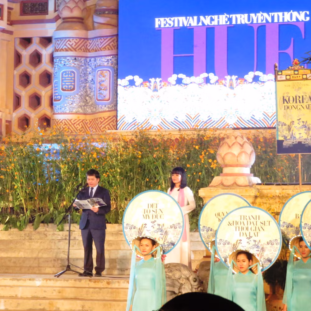 Ông Nguyễn Văn Thành - Chủ tịch UBND thành phố Huế, Trưởng Ban tổ chức Festival nghề truyền thống Huế lần thứ 8, phát biểu tại lễ khai mạc. Ảnh: Cái Văn Long