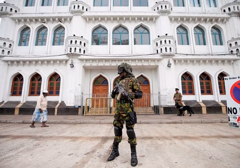 Quân đội Sri Lanka tuần tra tại mồ nhà thờ. Ảnh: Reuters