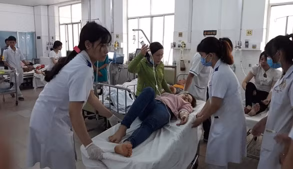 Những trường hợp cấp cứu hầu hết là công nhân nữ. Ảnh: Tuổi trẻ online