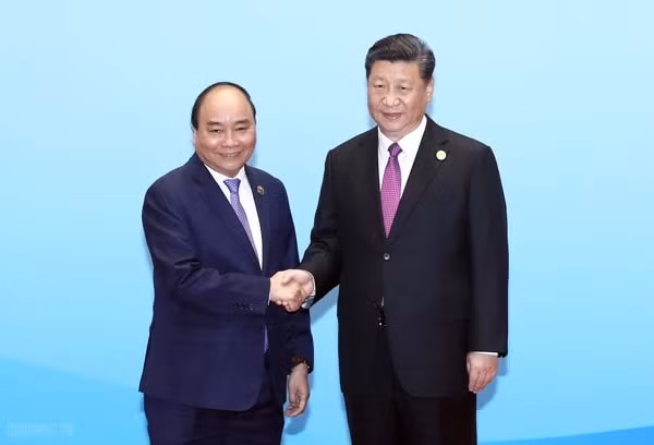 Tổng Bí thư, Chủ tịch nước Trung Quốc Tập Cận Bình đón Thủ tướng Nguyễn Xuân Phúc trước Phiên họp thứ nhất. Ảnh: VGP