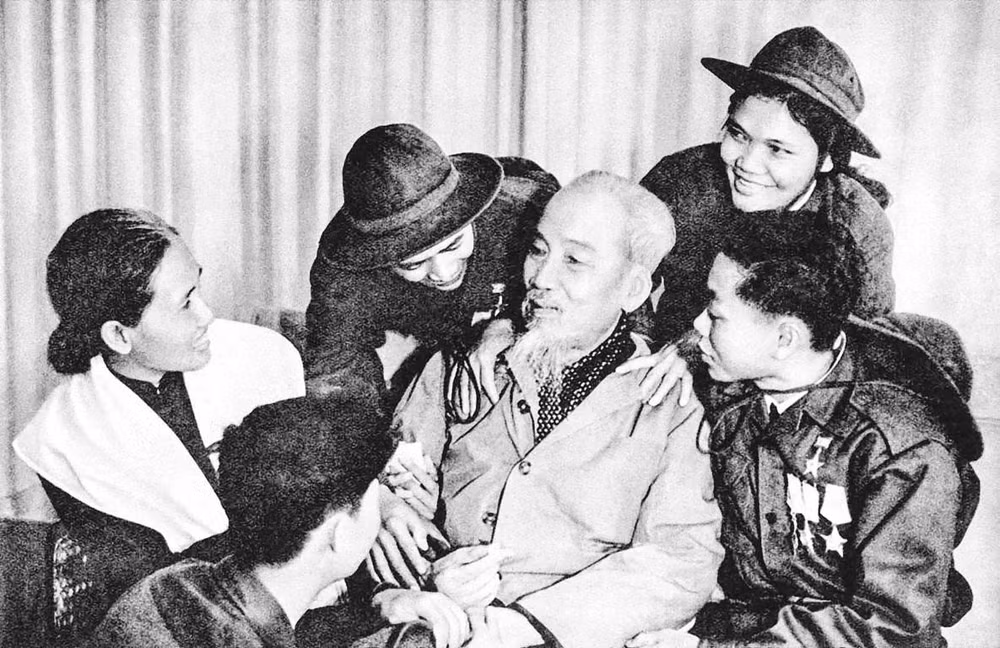 Bác Hồ với các anh hùng và dũng sĩ miền Nam&nbsp; năm 1969.