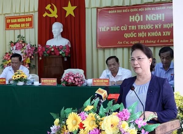 Chủ tịch Quốc hội Nguyễn Thị Kim Ngân phát biểu tại buổi tiếp xúc. Ảnh: ĐBND