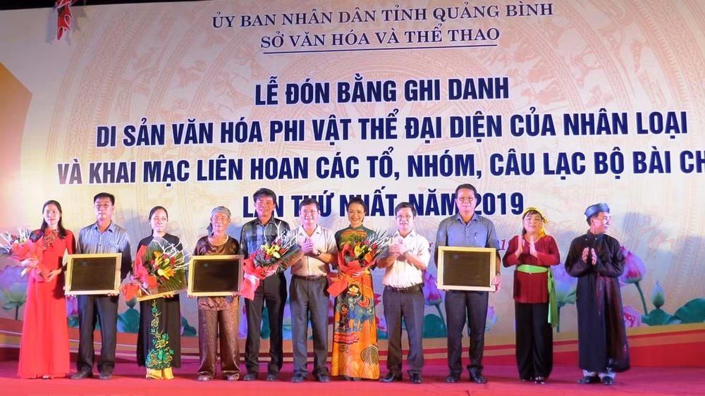 Đại diện lãnh đạo tỉnh Quảng Bình trao bằng UNESCO ghi danh “Nghệ thuật Bài Chòi Trung Bộ Việt Nam” là Di sản văn hóa phi vật thể đại diện của nhân loại cho các địa phương trong tỉnh có Di sản. (Ảnh: Võ Dung-TTXVN)
