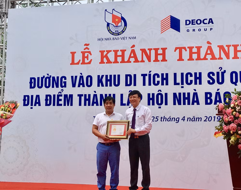 Đồng chí Hồ Quang Lợi - Phó Chủ tịch Thường trực Hội Nhà báo Việt Nam trao tặng Kỷ niệm chương Vì sự nghiệp Báo chí Việt Nam cho ông Hồ Minh Hoàng - Chủ tịch HĐQT Tập đoàn Đèo Cả. Ảnh: Hoàng Huy