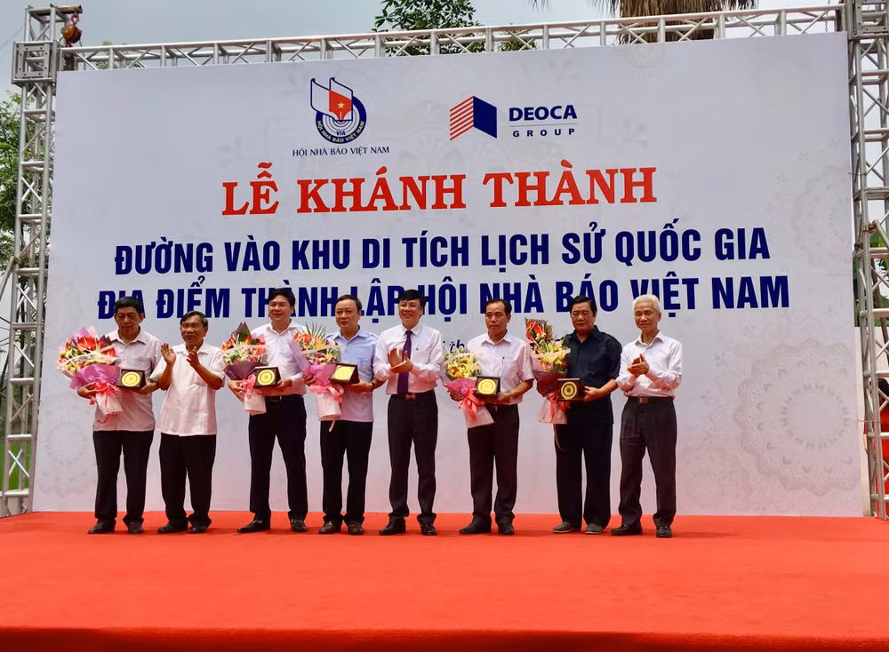 Lãnh đạo Hội Nhà báo Việt Nam tặng hoa và Kỷ niệm chương cho các đơn vị. Ảnh: Hoàng Huy