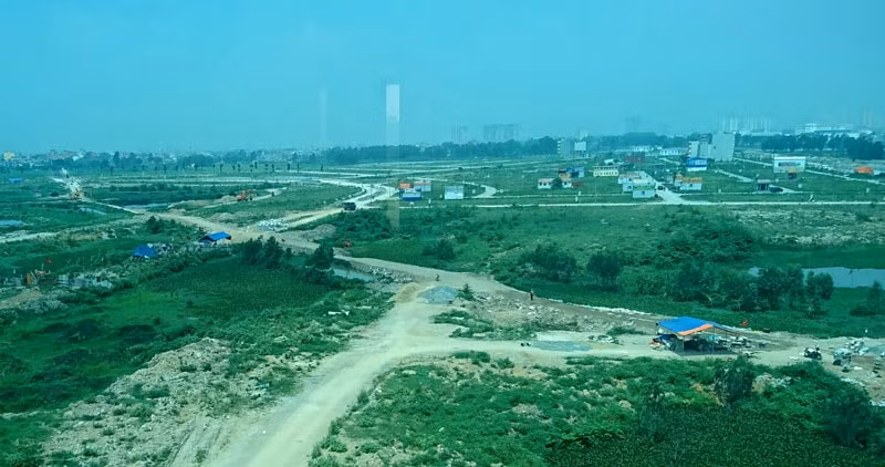 Đường do CĐT làm ở xa ống kính. Đường dân Bắc Lãm làm ở gần góc ống kính cạnh lán màu xanh.