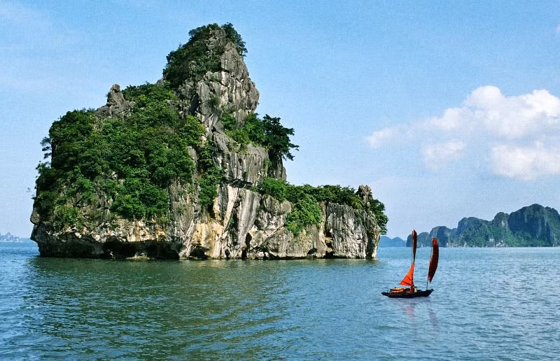 Khung cảnh nên thơ của Vịnh Hạ Long. Ảnh: Kinh tế đô thị
