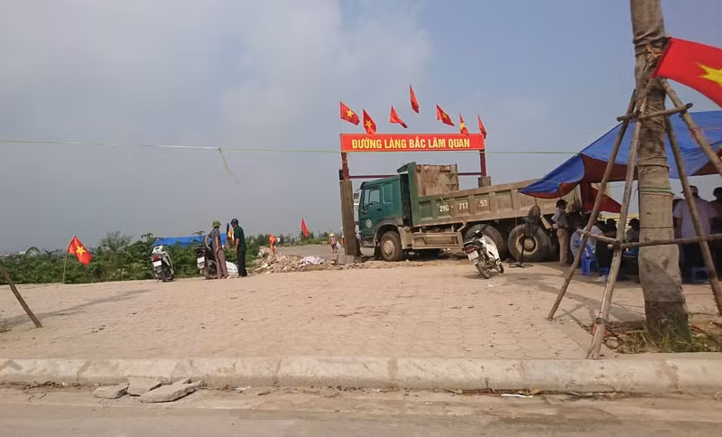 Lán trại của người dân Bắc Lãm dựng lên làm đường tại Khu đô thị Thanh Hà.