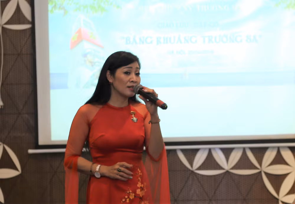 Ca sĩ Thiên Hương là một trong số hàng ngàn Việt kiều được may mắn tham gia hành trình đến với Trường Sa và Nhà Giàn DKI.