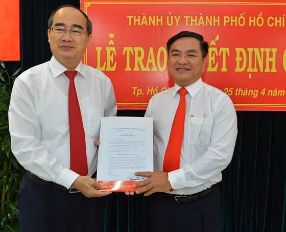 Bí thư Nguyễn Thiện Nhân trao quyết định điều động ông Nguyễn Trọng Tuấn làm Bí thư Quận ủy Q. 3