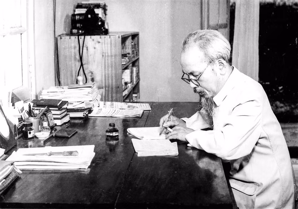 Bác Hồ tại phòng làm việc nhà 54, tháng 4/1957.
