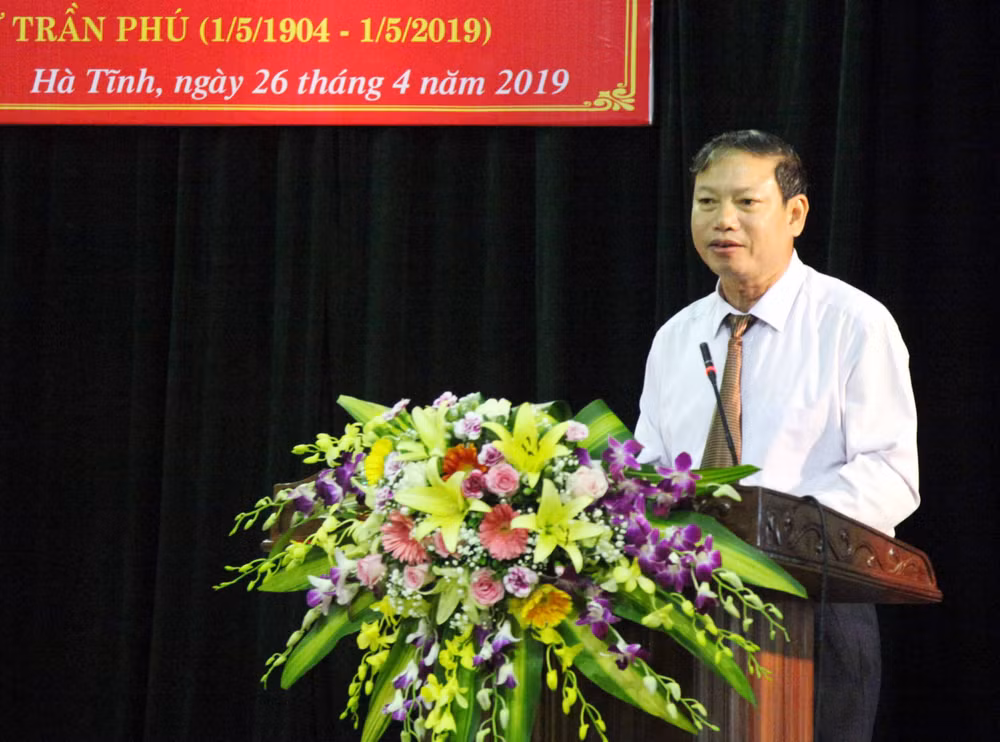 Đồng chí Đinh Quốc Thị - Hiệu trưởng trường Chính trị Trần Phú Hà Tĩnh phát biểu tại buổi hội thảo