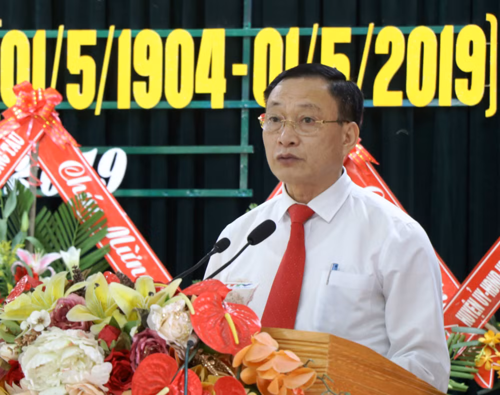 Đồng chí Võ Công Hàm, Bí thư huyện ủy, Chủ tịch UBND huyện Đức Thọ đọc diễn văn tại lễ kỷ niệm. Ảnh PV