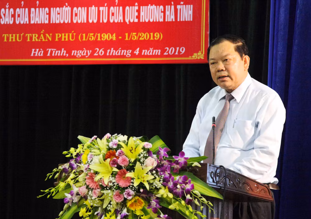 PGS.TS Trần Minh Trường - Viện trưởng Viện Hồ Chí Minh và các lãnh tụ của Đảng thuộc Học viện Chính trị quốc gia Hồ Chí Minh phát biểu tại buổi tham luận.