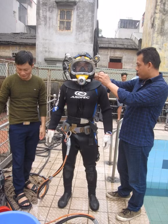 Thợ lặn lặn sát hạch để cấp Chứng chỉ.
