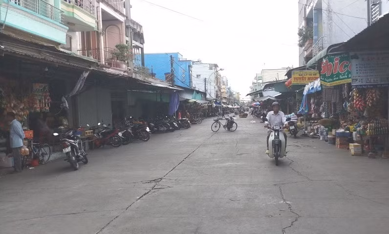 Một số tiểu thương tại đường 3 tháng 2 chưa đồng thuận di dời về nhà lồng chợ mới.