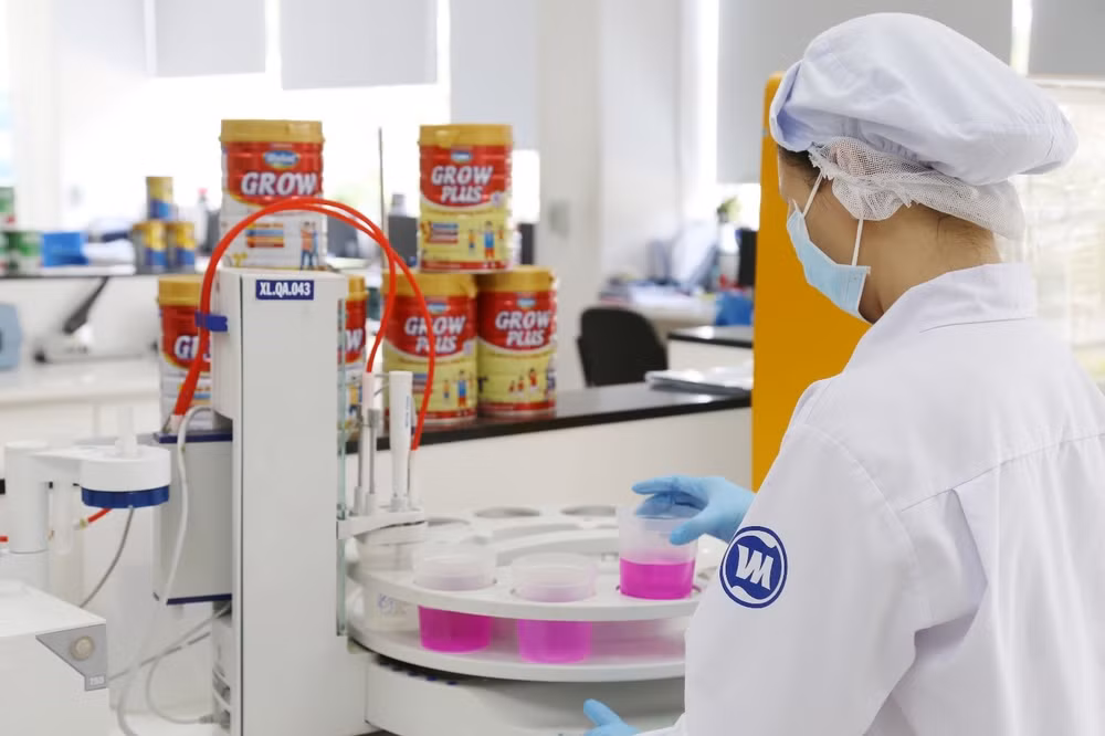 Đầu tư vào R&D và kiểm soát chất lượng giúp các sản phẩm sữa bột của Vinamilk đáp ứng được các tiêu chuẩn chất lượng trong nước và cả xuất khẩu