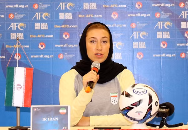 Bà Katayoun Khosrowyar - HLV trưởng ĐT nữ U19 Iran thông tin về các học trò. Ảnh; VFF