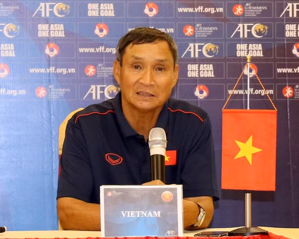 HLV Mai Đức Chung chia sẻ tại cuộc họp báo. Ảnh: VFF