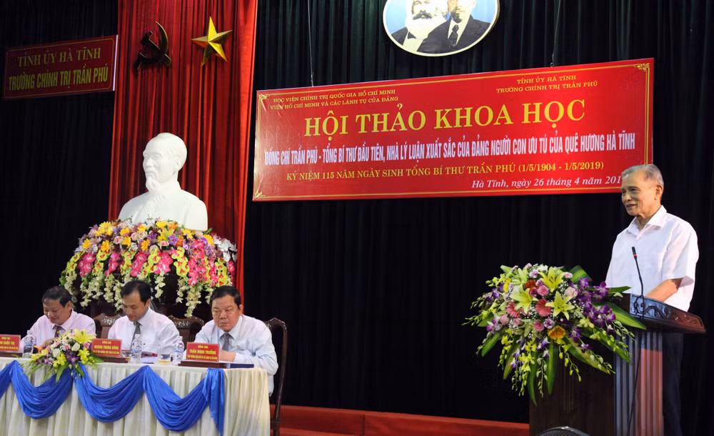 Các đại biểu sôi nổi đóng góp các bài tham luận của mình về cuộc đời và những cống hiến to lớn của đồng chí Trần Phú đối với cách mạng dân tộc.
