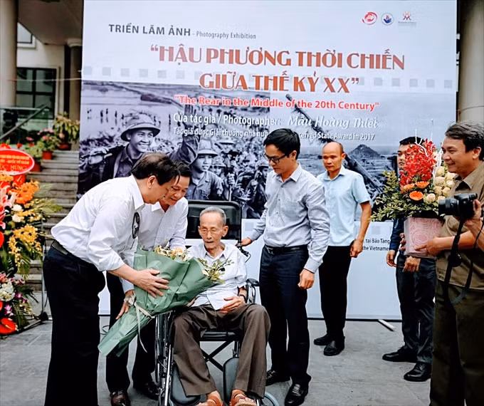 Nghệ sĩ Nhiếp ảnh (NSNA), nhà báo Mầu Hoàng Thiết trong triển lãm “Hậu phương thời chiến giữa thế kỷ XX” (Ảnh: Internet)