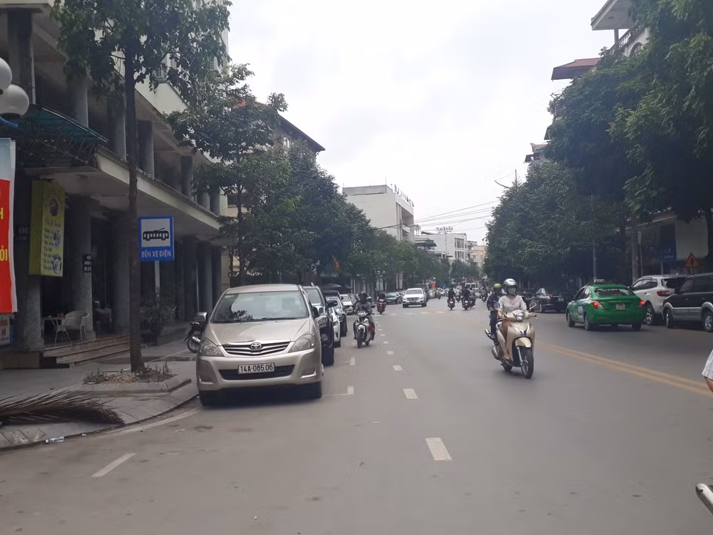 Các tuyến phố chính phường Hồng Gai có vạch sơn dành cho các phương tiện giao thông dừng đỗ.