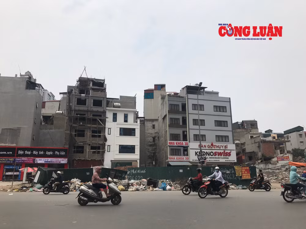 Những công trình mỏng méo với chiều cao khác nhau khiến bộ mặt đô thị trên tuyến đường Trường Chinh hết sức lộn xộn
