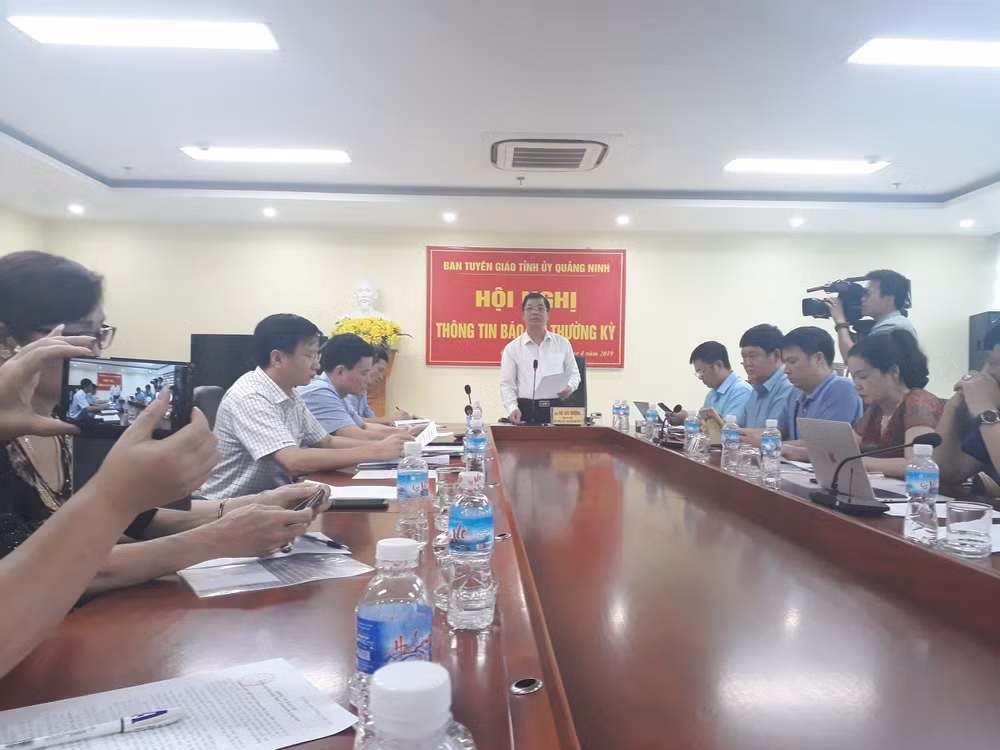 Đồng chí Hà Hải Dương - Phó Ban Tuyên giáo Tỉnh ủy cung cấp thông tin cho báo chí.