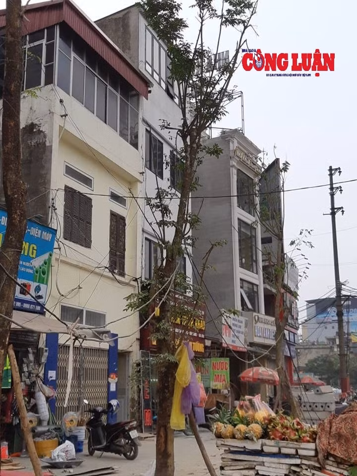 Dọc đường Vành đai 2 Vĩnh Tuy - Ngã Tư Vọng nhiều công trình 