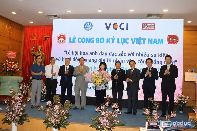 Các đại biểu tặng hoa chúc mừng AIC Group. Ảnh: giaoduc.net.vn