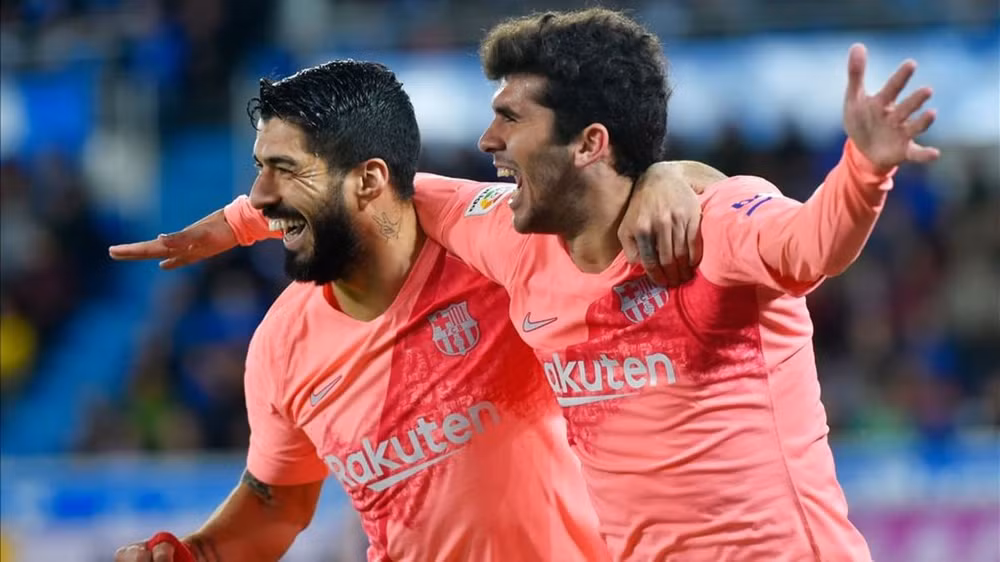 Suarez đóng góp 1 pha làm bàn trong chiến thắng nhẹ nhàng của Barcelona. Ảnh: Sports