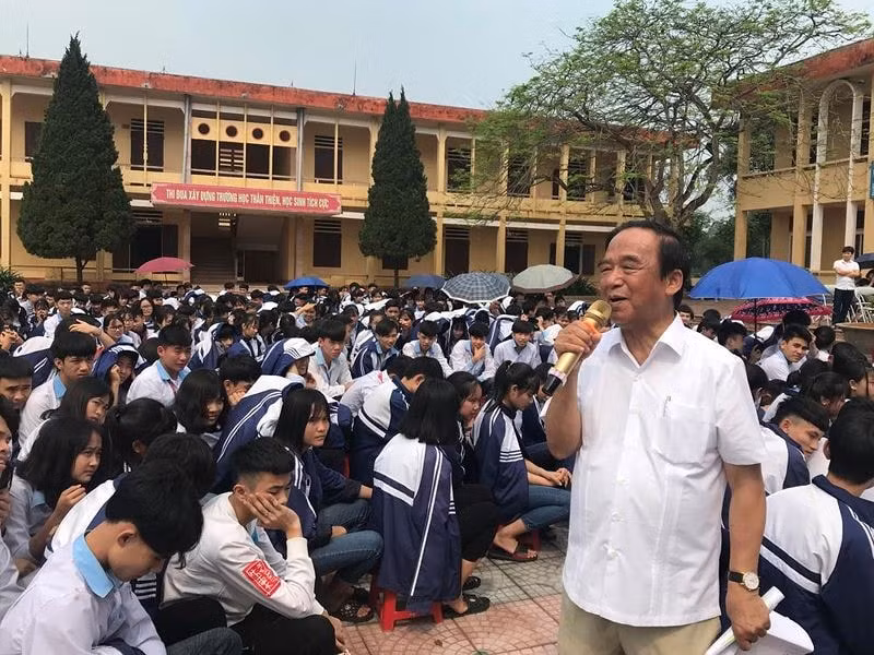 GS. Nguyễn Lân Dũng nói chuyện với học sinh THPT Xuân Áng (Phú Thọ) về khởi nghiệp trong thời đại 4.0 ngày 8/4/2019.