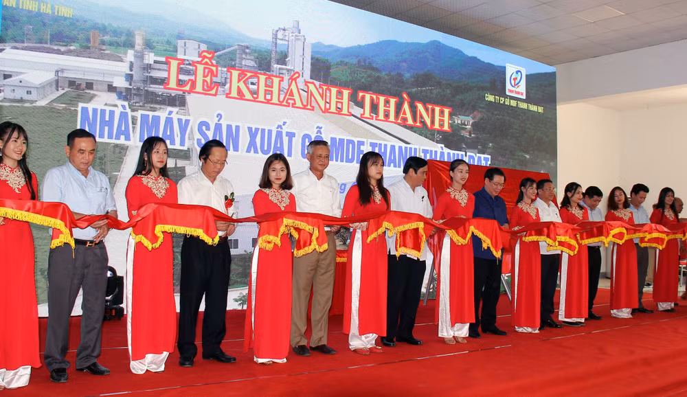 Phó Thủ tướng Chính phủ Vương Đình Huệ cùng lãnh đạo bộ, ngành, địa phương cắt băng khánh thành Nhà máy sản xuất gỗ MDF Thanh Thành Đạt