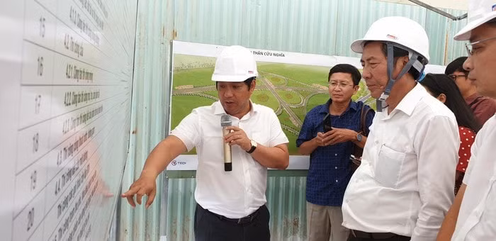 Ông Hồ Minh Hoàng - Chủ tịch HĐQT Tập đoàn Đèo Cả khẳng định, Tập đoàn sẽ hoàn thành dự án cao tốc Trung Lương - Mỹ Thuận đúng tiến độ như chỉ đạo của Chính phủ và mong đợi của người dân vùng ĐBSCL (Ảnh: báo Giao thông)