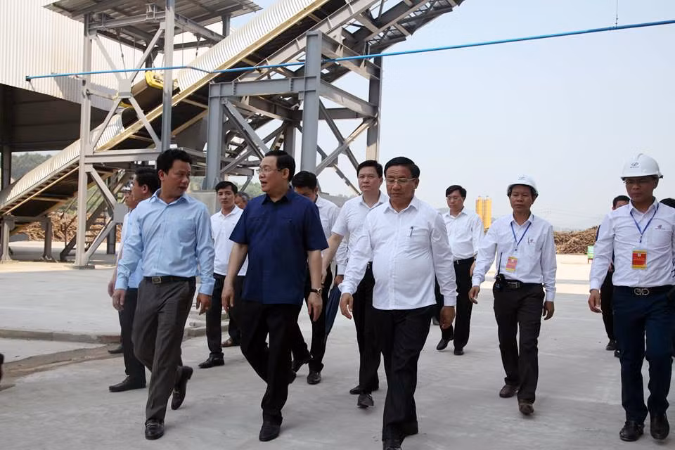 Phó Thủ tướng Chính phủ Vương Đình Huệ cùng lãnh đạo bộ, ngành, địa phương tham quan khu sản xuất...